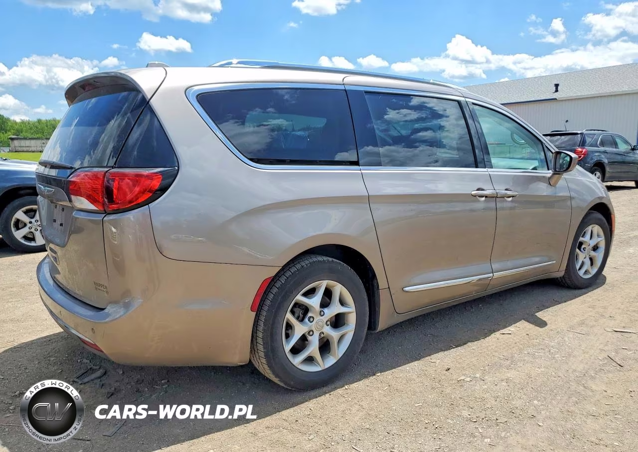 2017 Chrysler Pacifica Touring L Plus VIN:2C4RC1EG4HR669772 - 3