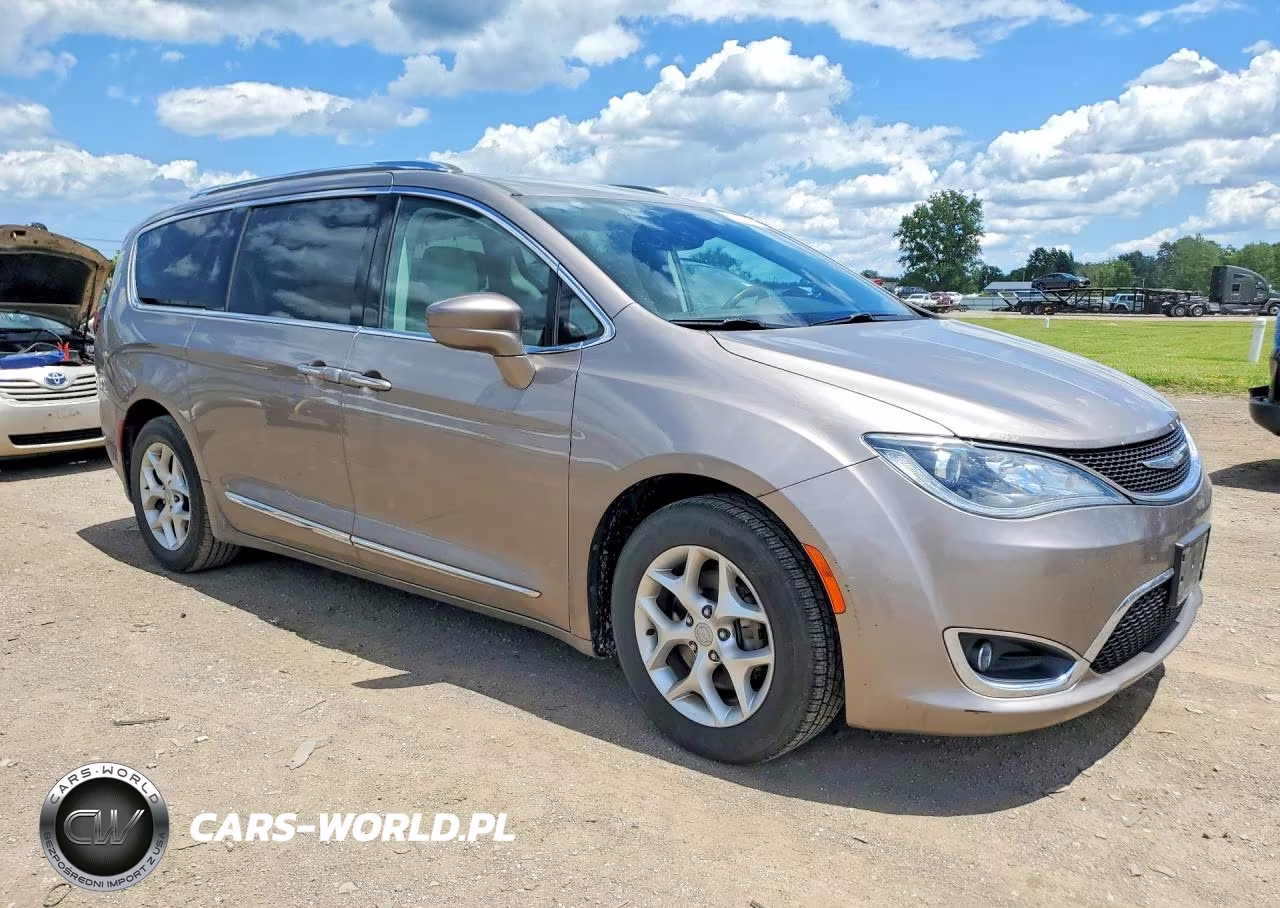 2017 Chrysler Pacifica Touring L Plus VIN:2C4RC1EG4HR669772 - 4