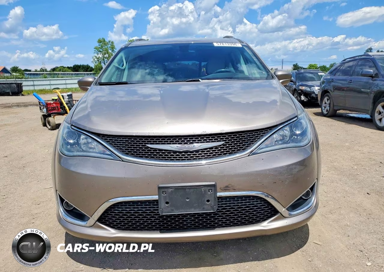2017 Chrysler Pacifica Touring L Plus VIN:2C4RC1EG4HR669772 - 5
