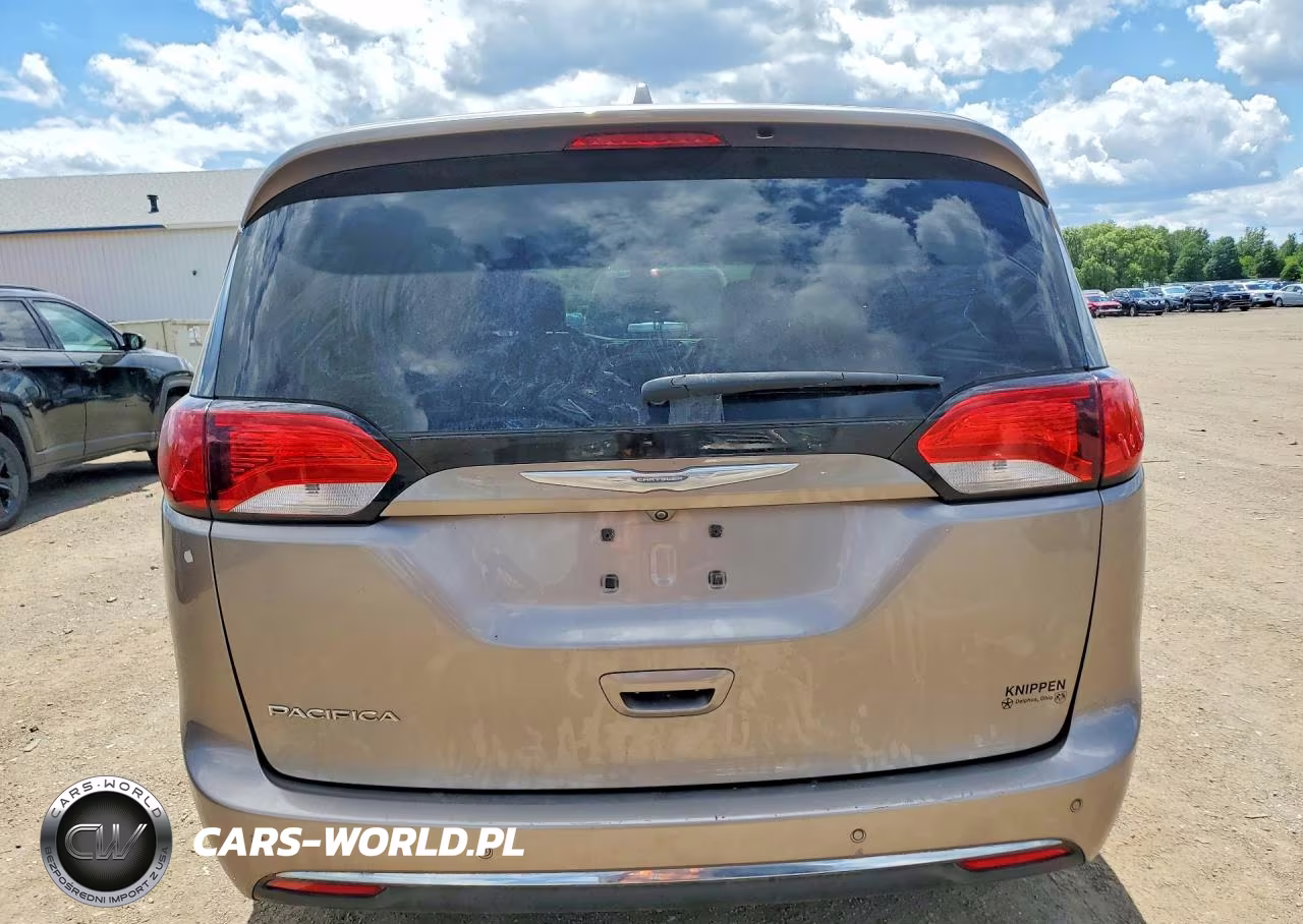 2017 Chrysler Pacifica Touring L Plus VIN:2C4RC1EG4HR669772 - 6