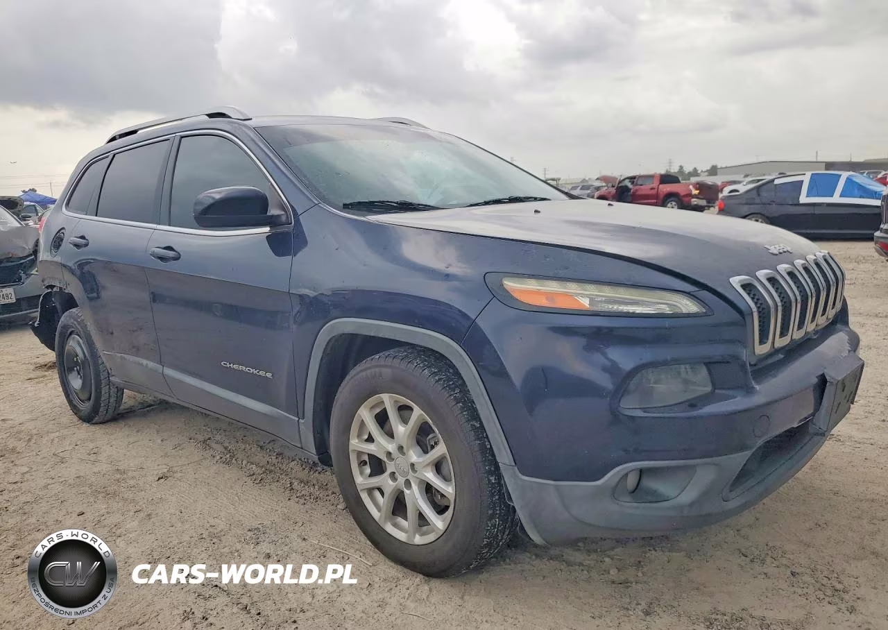 2015 Jeep Cherokee Latitude VIN:1C4PJLCS5FW631875 - 4