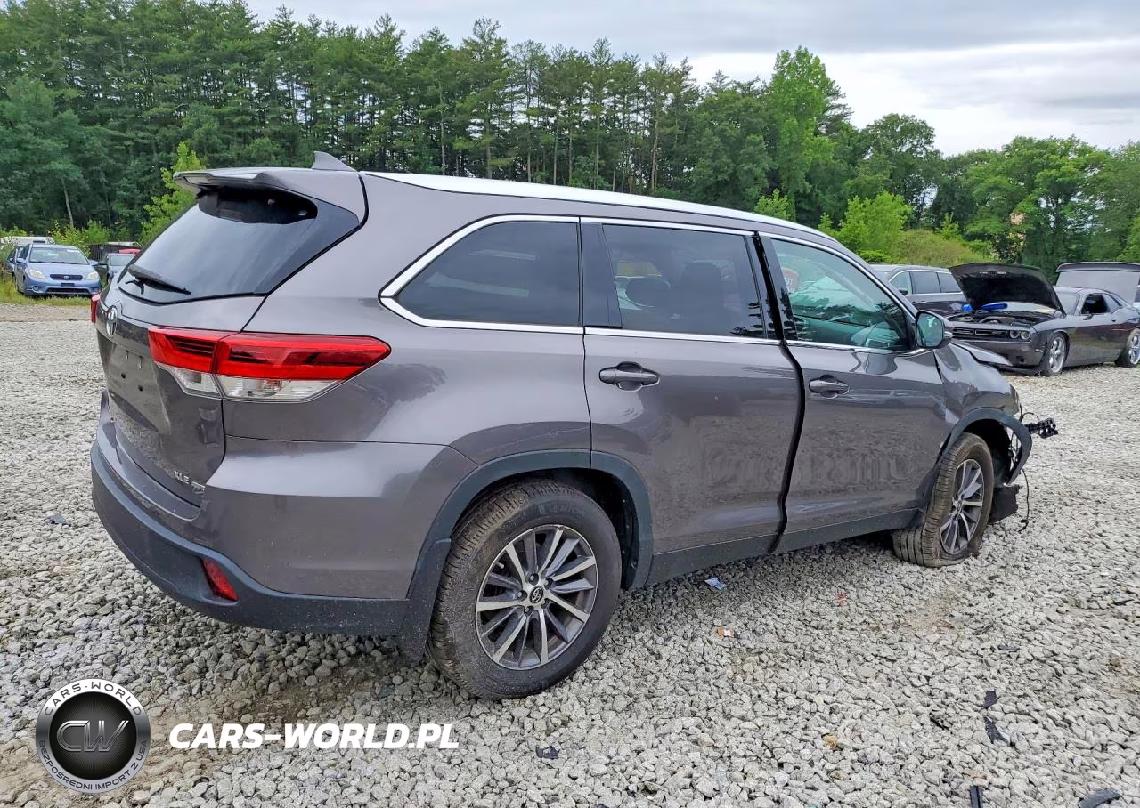 2019 Toyota Highlander Xle VIN:5TDJZRFH1KS700363 - 3