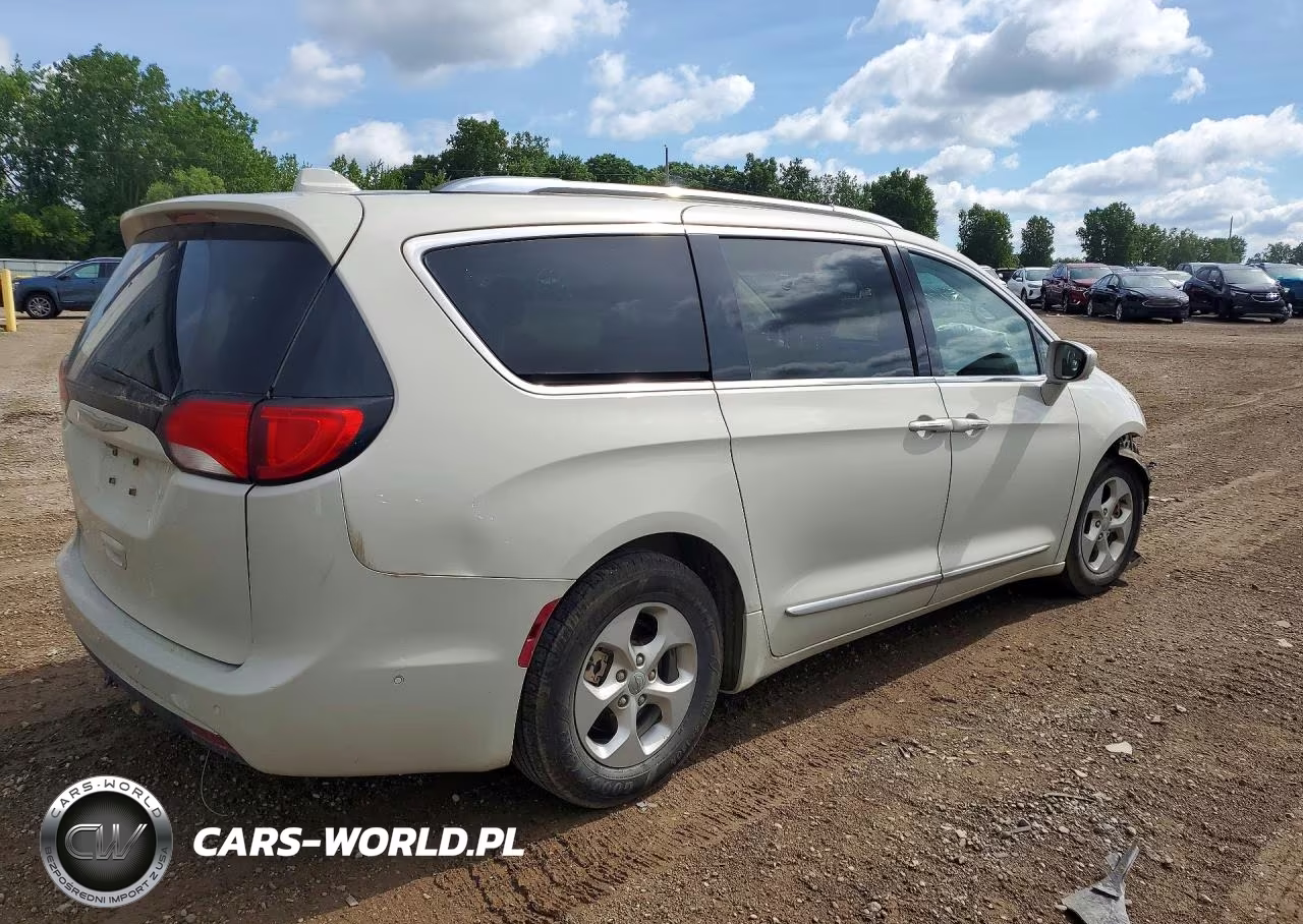 2017 Chrysler Pacifica Touring L Plus VIN:2C4RC1EG0HR616065 - 3