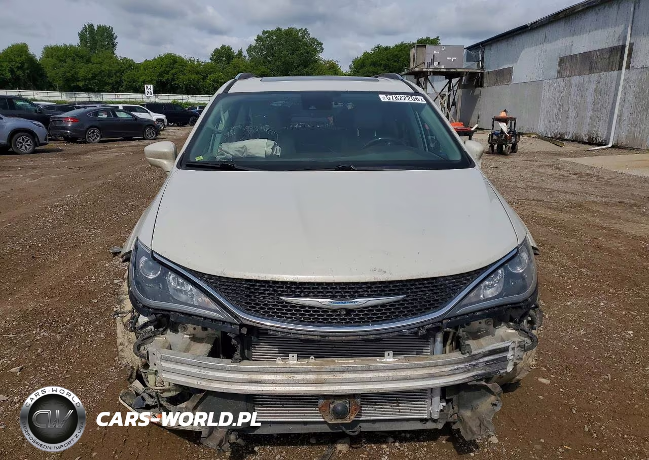 2017 Chrysler Pacifica Touring L Plus VIN:2C4RC1EG0HR616065 - 5