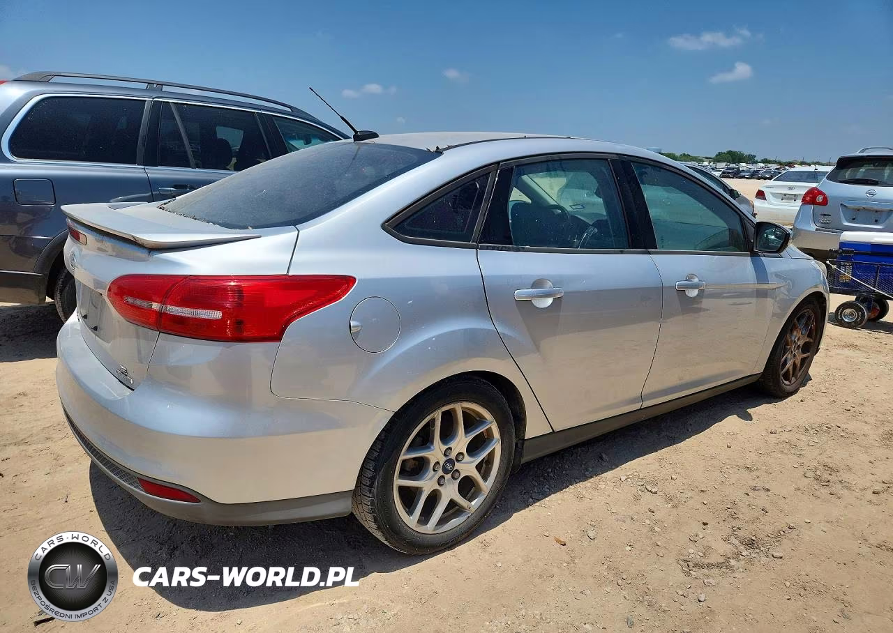 2015 Ford Focus Se VIN:1FADP3F21FL240582 - 3
