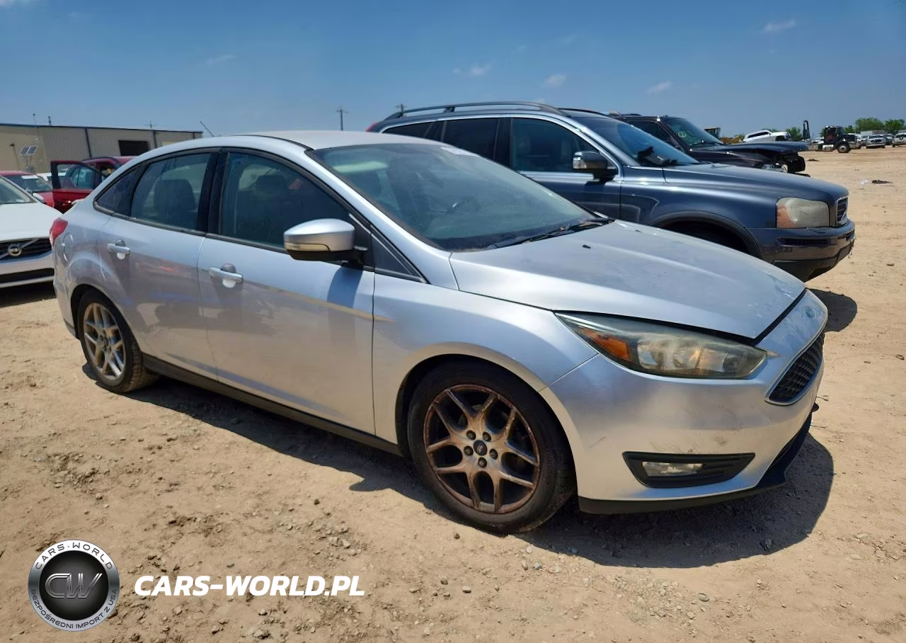2015 Ford Focus Se VIN:1FADP3F21FL240582 - 4