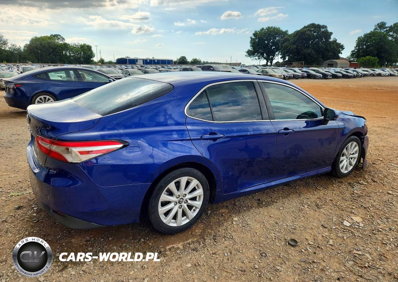 2018 Toyota Camry Le VIN:4T1B11HK1JU637082 - 3