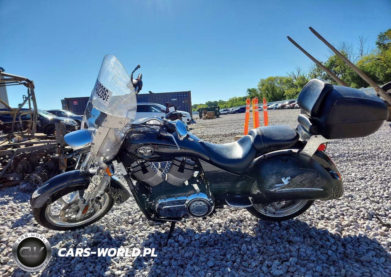 2009 Victory Motorcycles Kingpin Touring VIN:5VPCD26D393004449 - 3