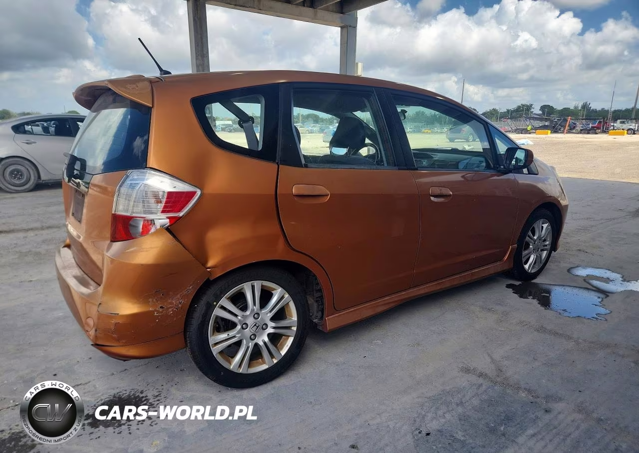 2011 Honda Fit Sport VIN:JHMGE8H55BC012630 - 3