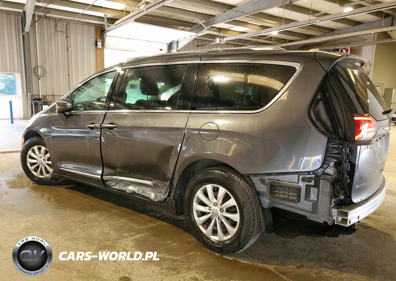 2019 Chrysler Pacifica Touring L VIN:2C4RC1BG7KR588597 - 2