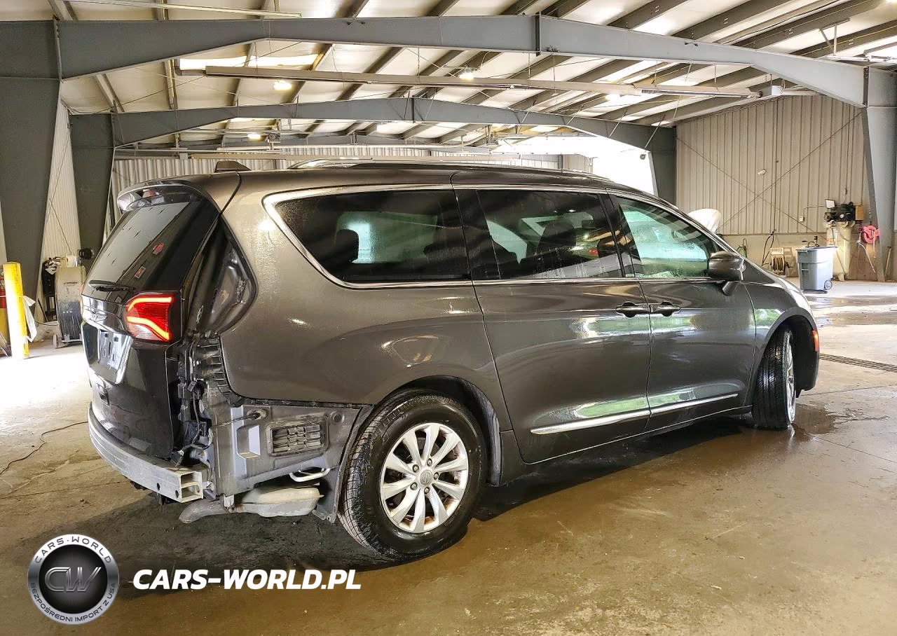 2019 Chrysler Pacifica Touring L VIN:2C4RC1BG7KR588597 - 3