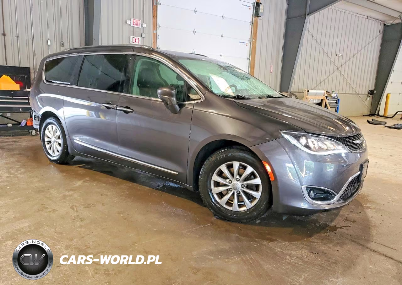 2019 Chrysler Pacifica Touring L VIN:2C4RC1BG7KR588597 - 4