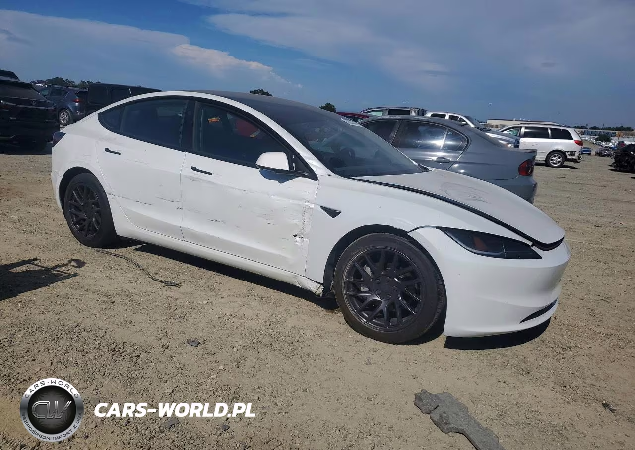 2025 Tesla Model 3 VIN:5YJ3E1EAXSF914640 - 4