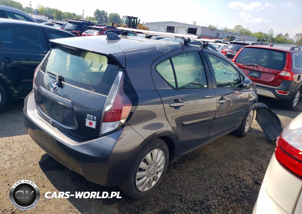 2015 Toyota Prius C One VIN:JTDKDTB32F1108175 - 3