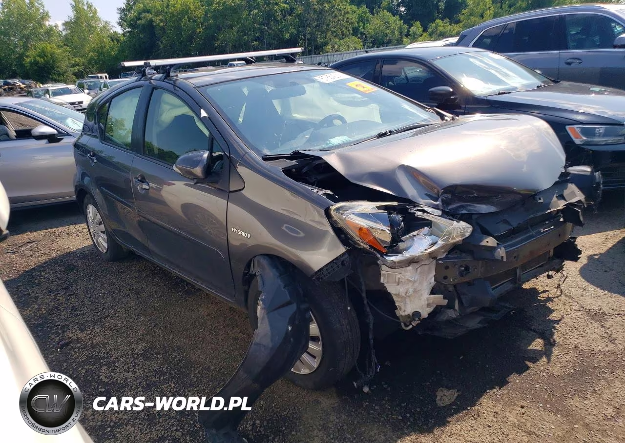 2015 Toyota Prius C One VIN:JTDKDTB32F1108175 - 4