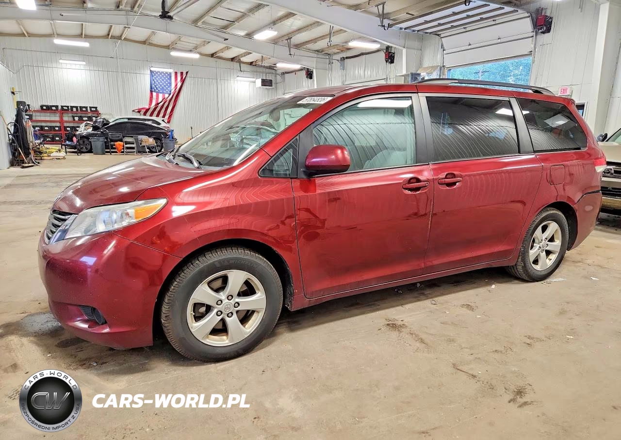 2013 Toyota Sienna Le – zdjęcie 1 z 12