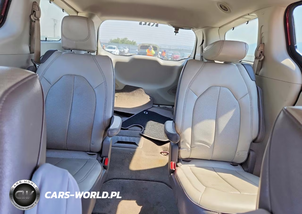 2018 Chrysler Pacifica Touring L Plus VIN:2C4RC1EG1JR103994 - 10