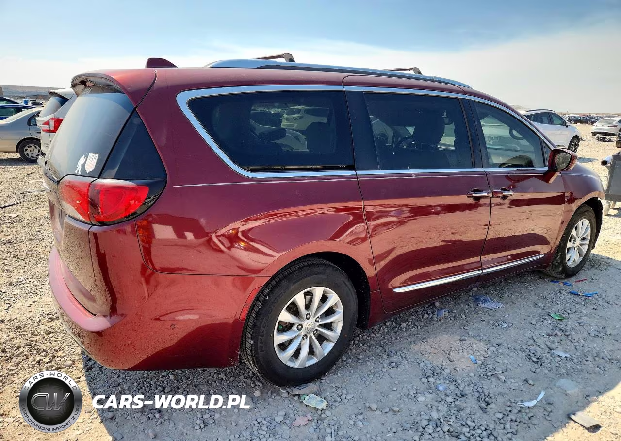 2018 Chrysler Pacifica Touring L Plus VIN:2C4RC1EG1JR103994 - 3