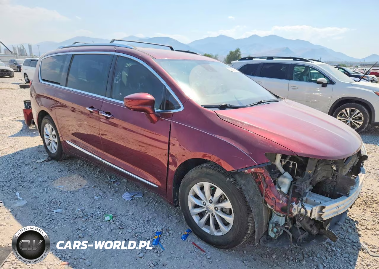 2018 Chrysler Pacifica Touring L Plus VIN:2C4RC1EG1JR103994 - 4