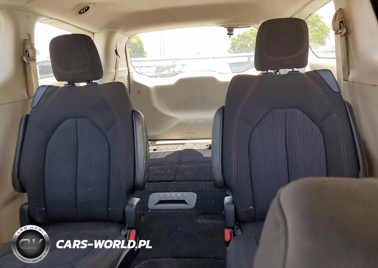 2018 Chrysler Pacifica Touring Plus VIN:2C4RC1FG2JR279144 - 10