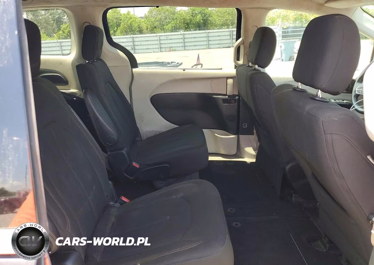 2018 Chrysler Pacifica Touring Plus VIN:2C4RC1FG2JR279144 - 11