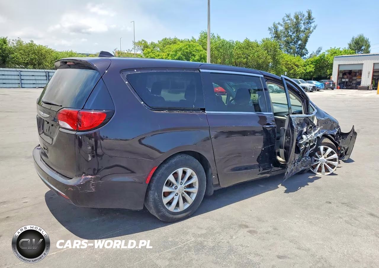 2018 Chrysler Pacifica Touring Plus VIN:2C4RC1FG2JR279144 - 3