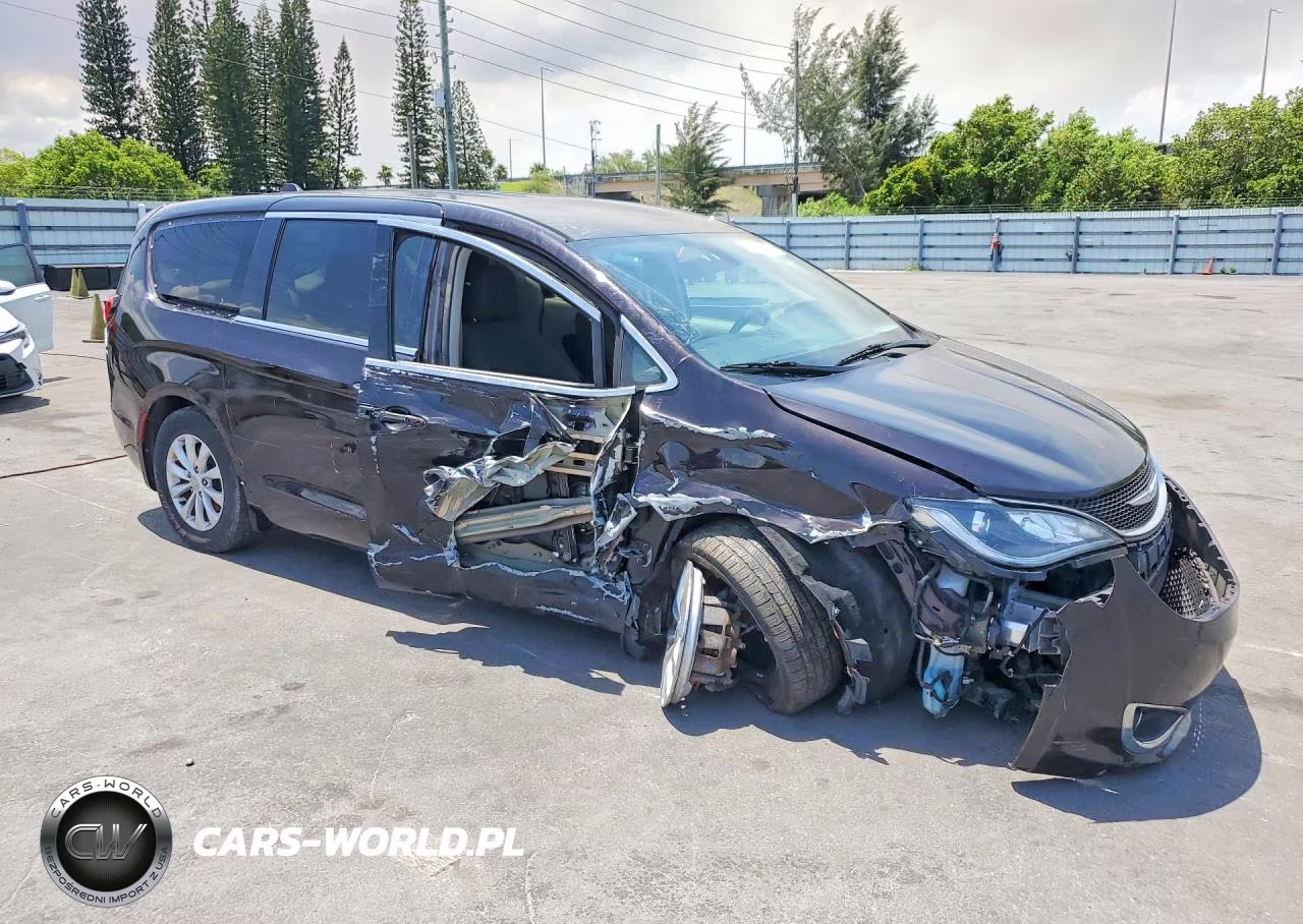 2018 Chrysler Pacifica Touring Plus VIN:2C4RC1FG2JR279144 - 4