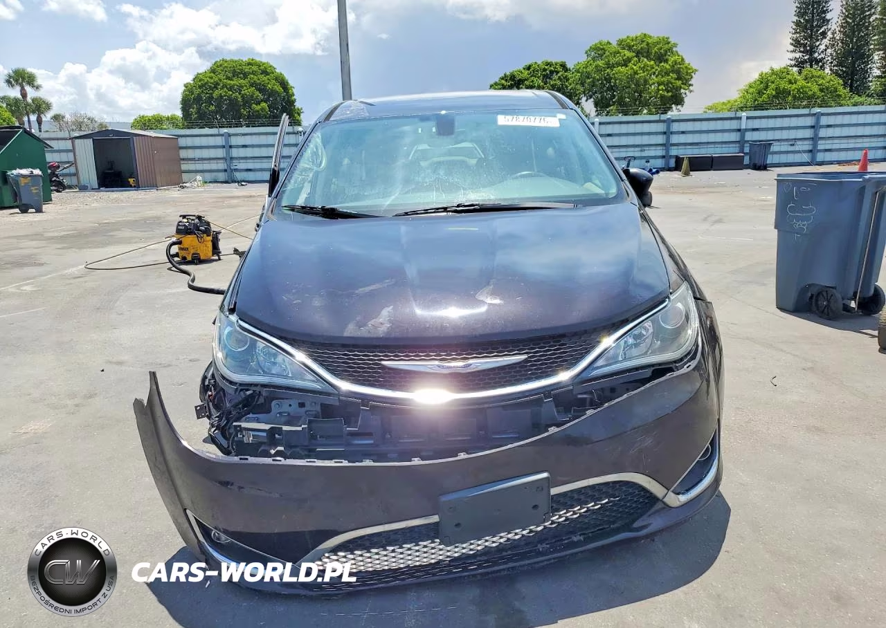 2018 Chrysler Pacifica Touring Plus VIN:2C4RC1FG2JR279144 - 5