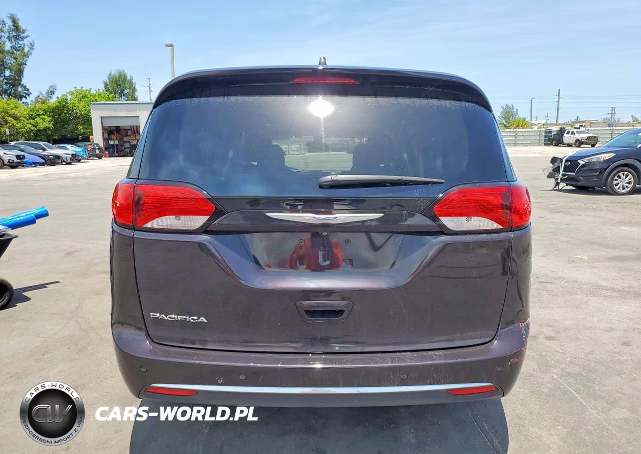 2018 Chrysler Pacifica Touring Plus VIN:2C4RC1FG2JR279144 - 6