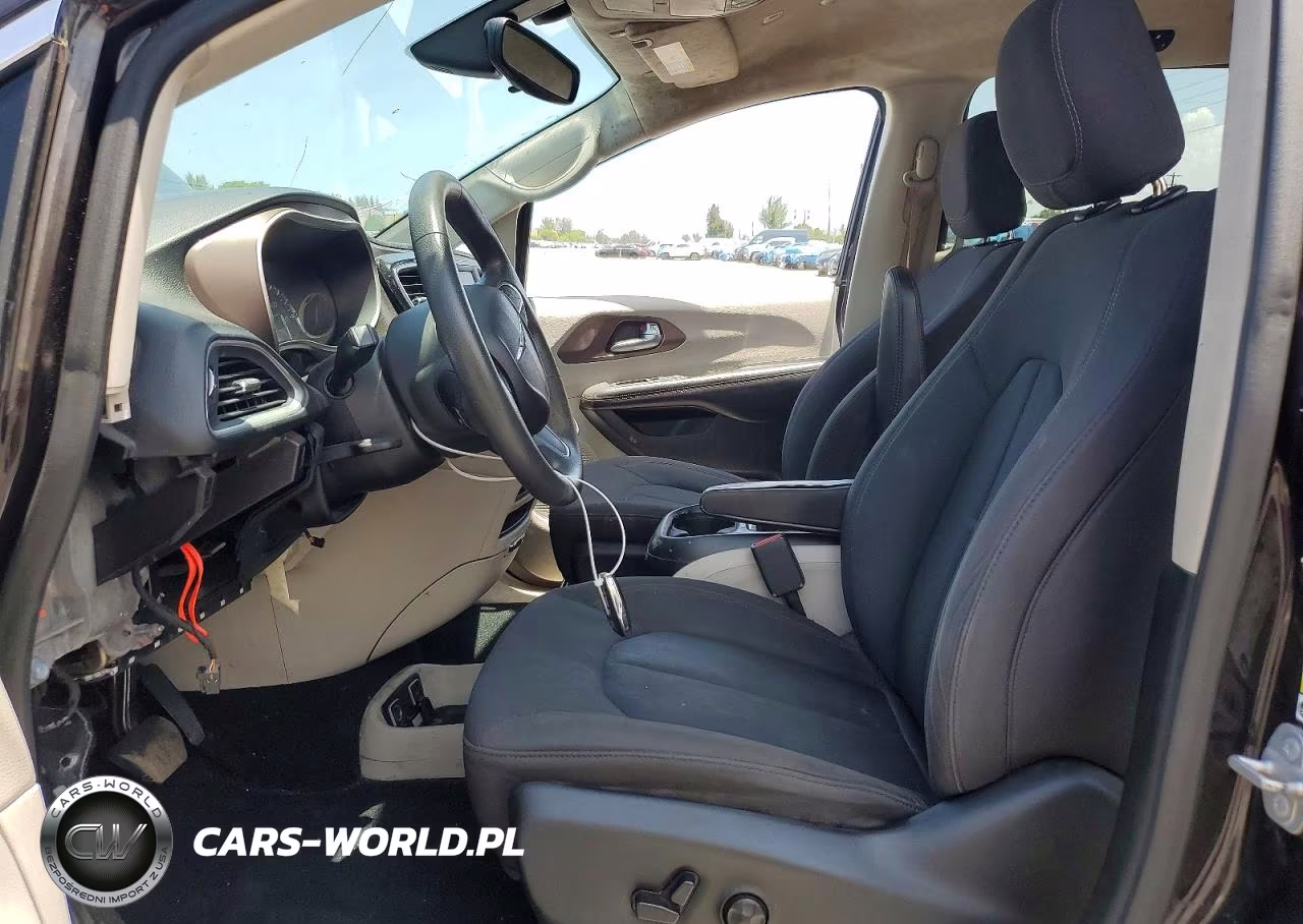2018 Chrysler Pacifica Touring Plus VIN:2C4RC1FG2JR279144 - 7