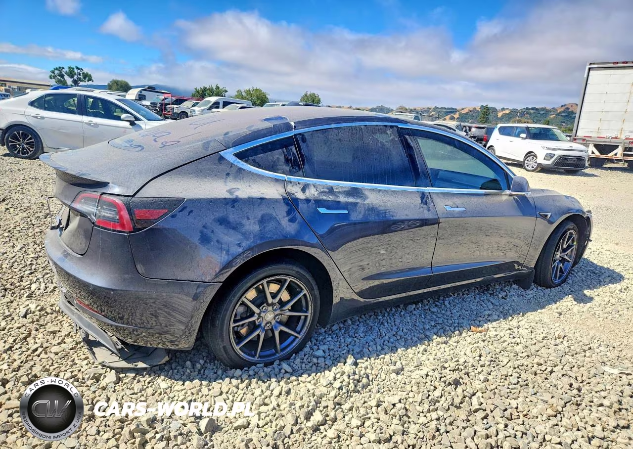 2018 Tesla Model 3 VIN:5YJ3E1EA8JF158109 - 3