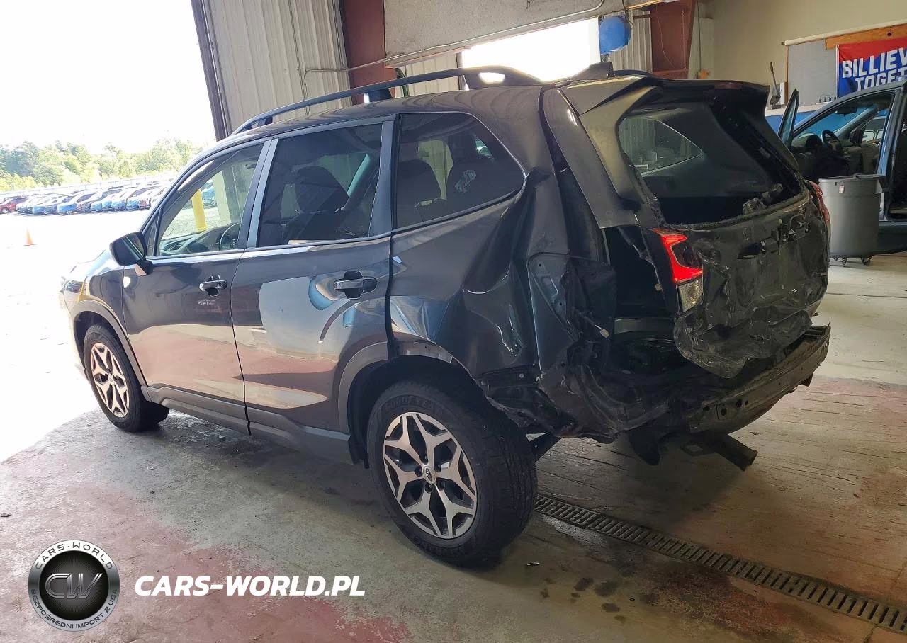 2022 Subaru Forester Premium VIN:JF2SKADC5NH495724 - 2