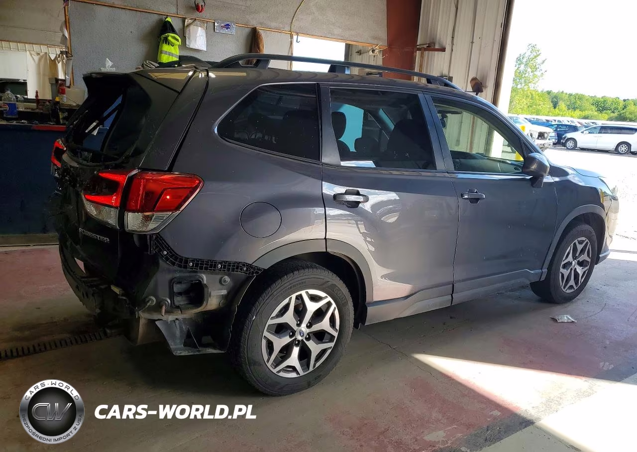 2022 Subaru Forester Premium VIN:JF2SKADC5NH495724 - 3