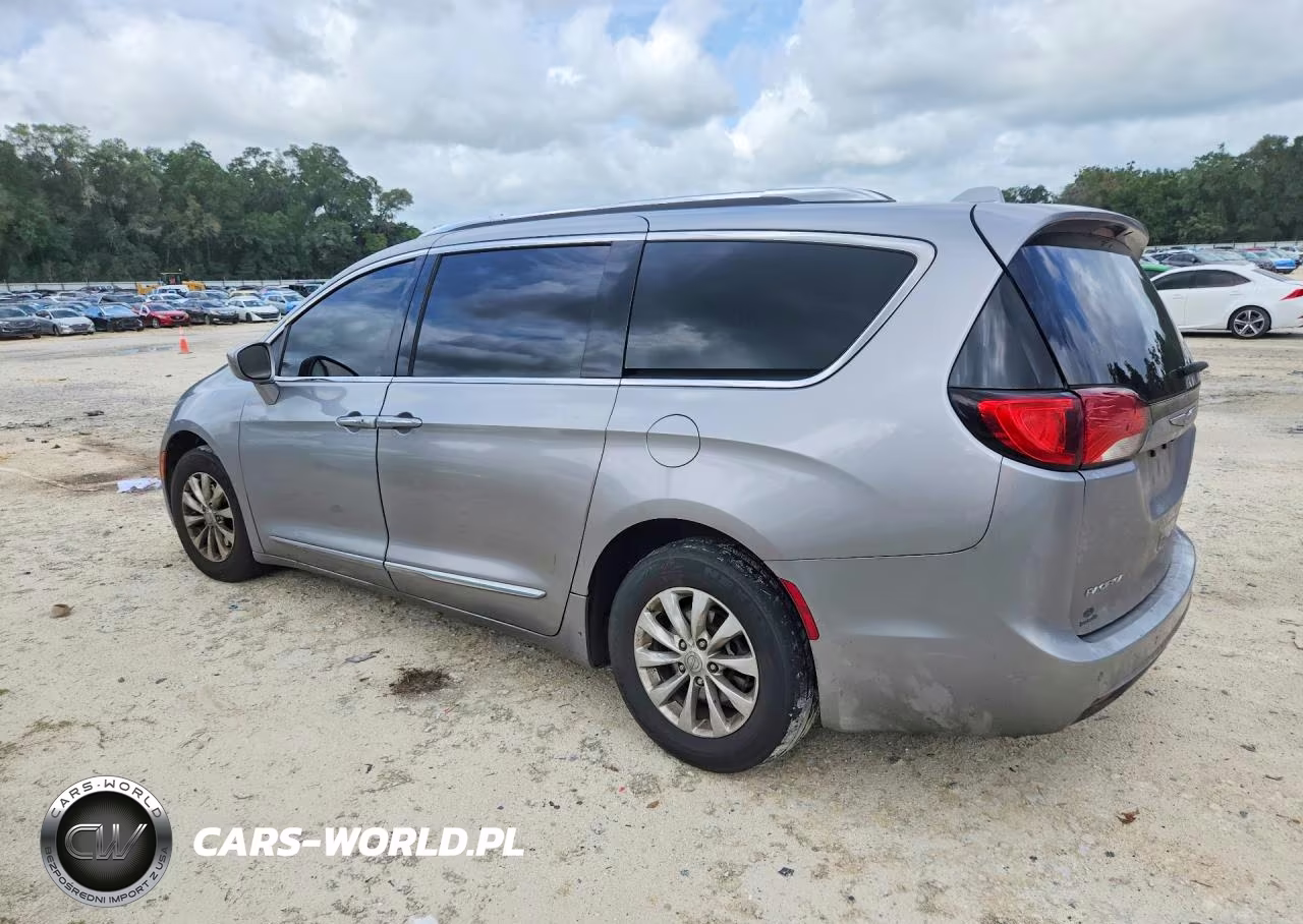 2018 Chrysler Pacifica Touring L VIN:2C4RC1BG3JR192830 - 2