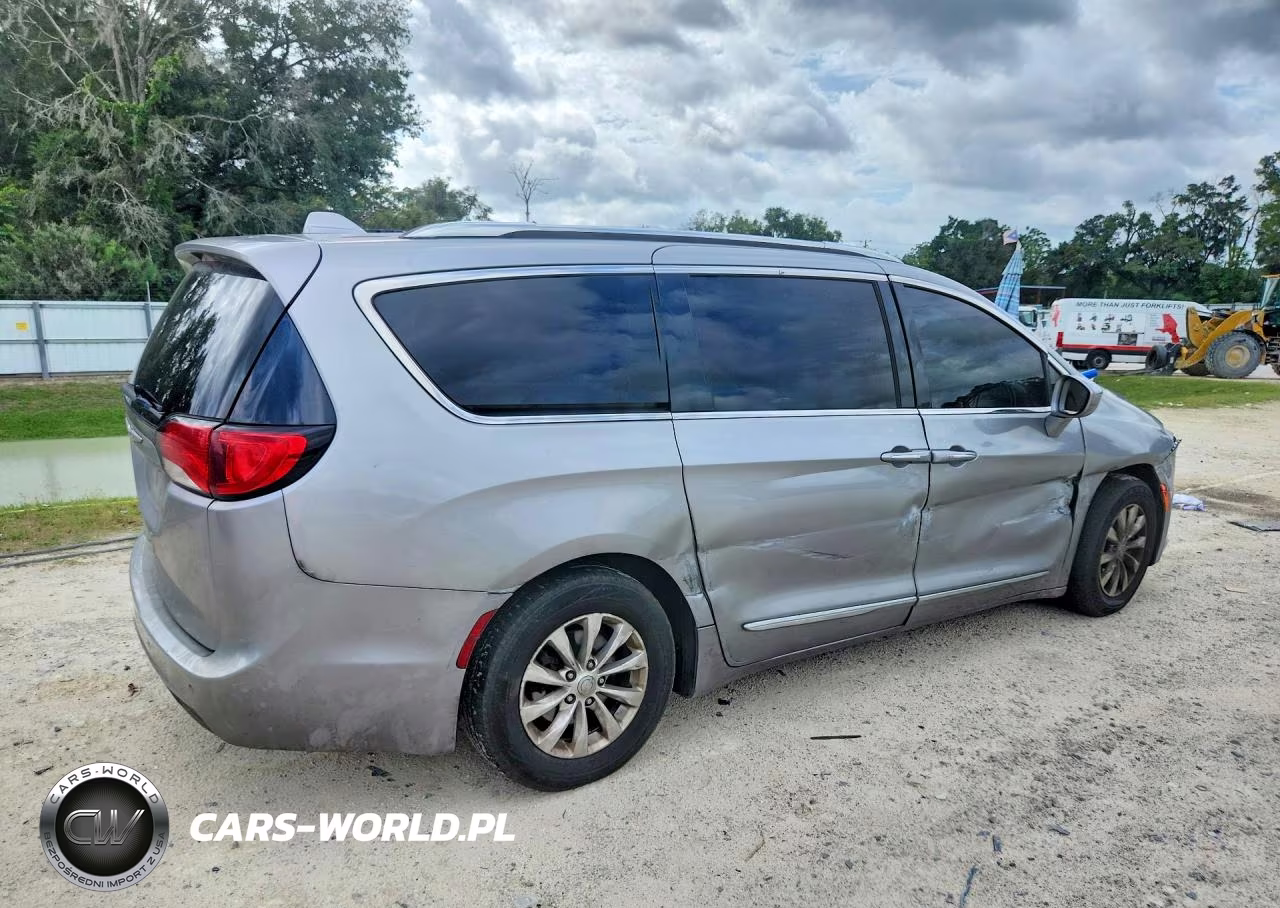 2018 Chrysler Pacifica Touring L VIN:2C4RC1BG3JR192830 - 3
