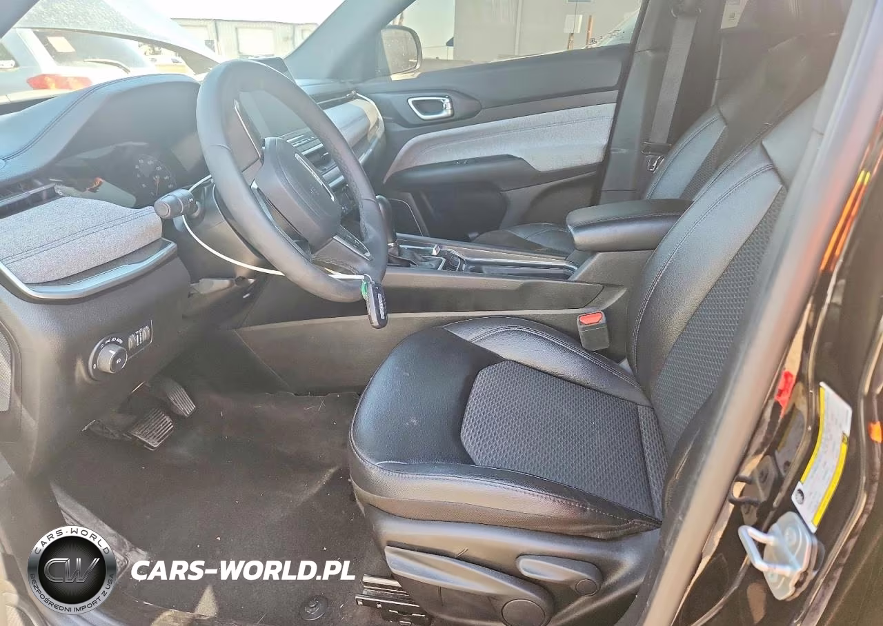 2025 Jeep Compass Latitude VIN:3C4NJDBN2ST524999 - 7