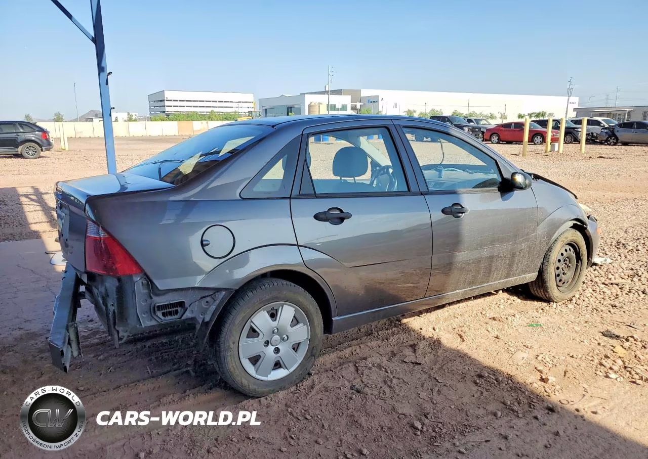 2007 Ford Focus Zx4 VIN:1FAHP34N37W137615 - 3