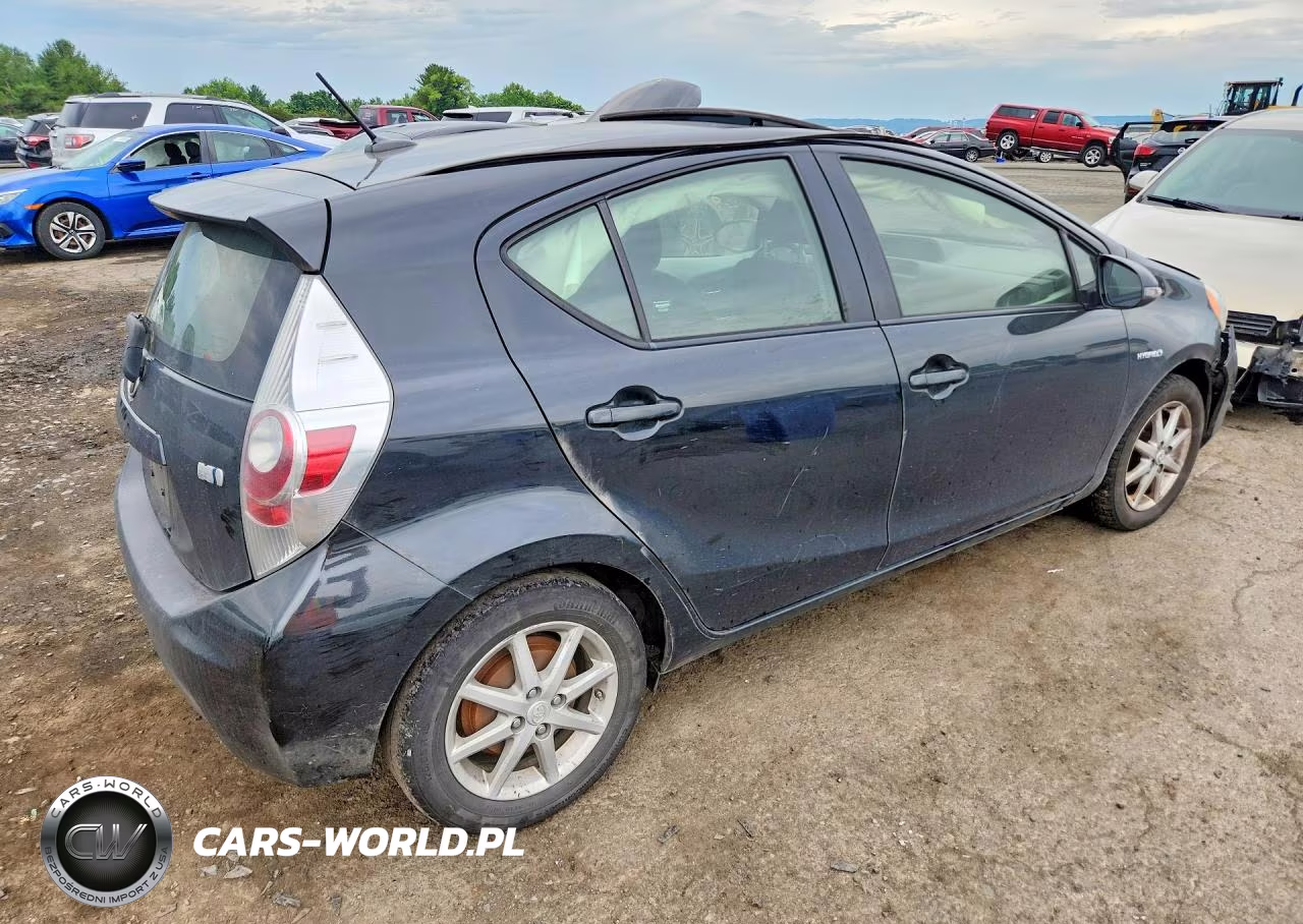 2014 Toyota Prius C Three VIN:JTDKDTB31E1064183 - 3