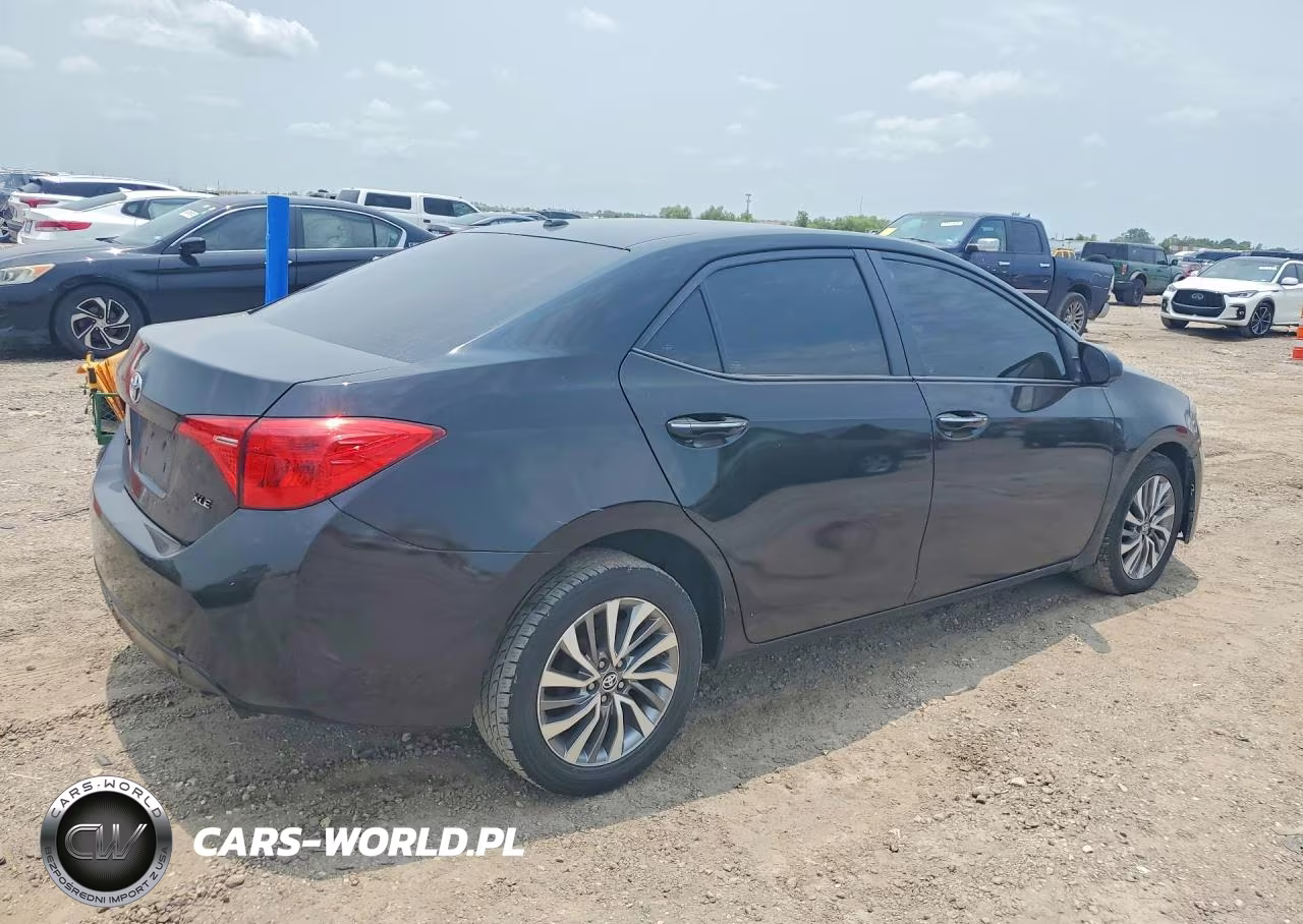 2018 Toyota Corolla Xle VIN:5YFBURHE3JP840962 - 3