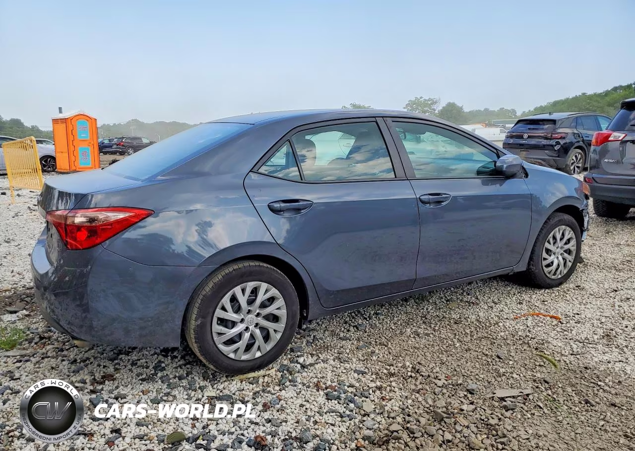 2018 Toyota Corolla Le VIN:5YFBURHE4JP829789 - 3
