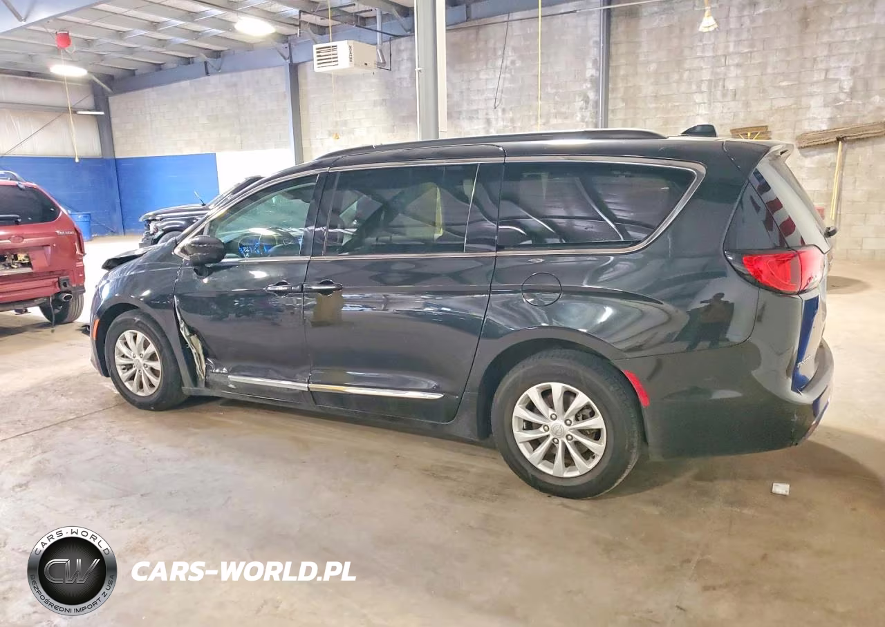 2017 Chrysler Pacifica Touring L VIN:2C4RC1BG6HR833057 - 2