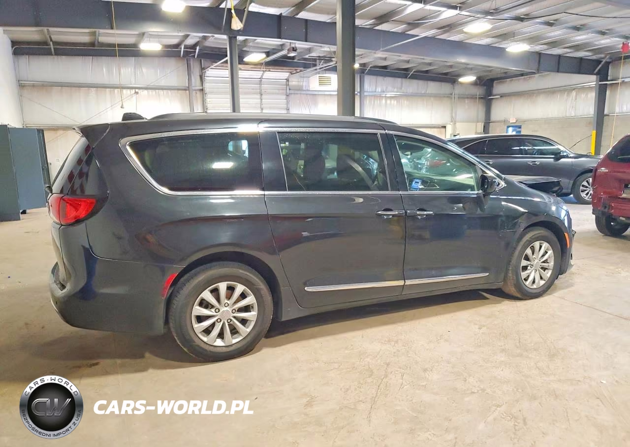 2017 Chrysler Pacifica Touring L VIN:2C4RC1BG6HR833057 - 3