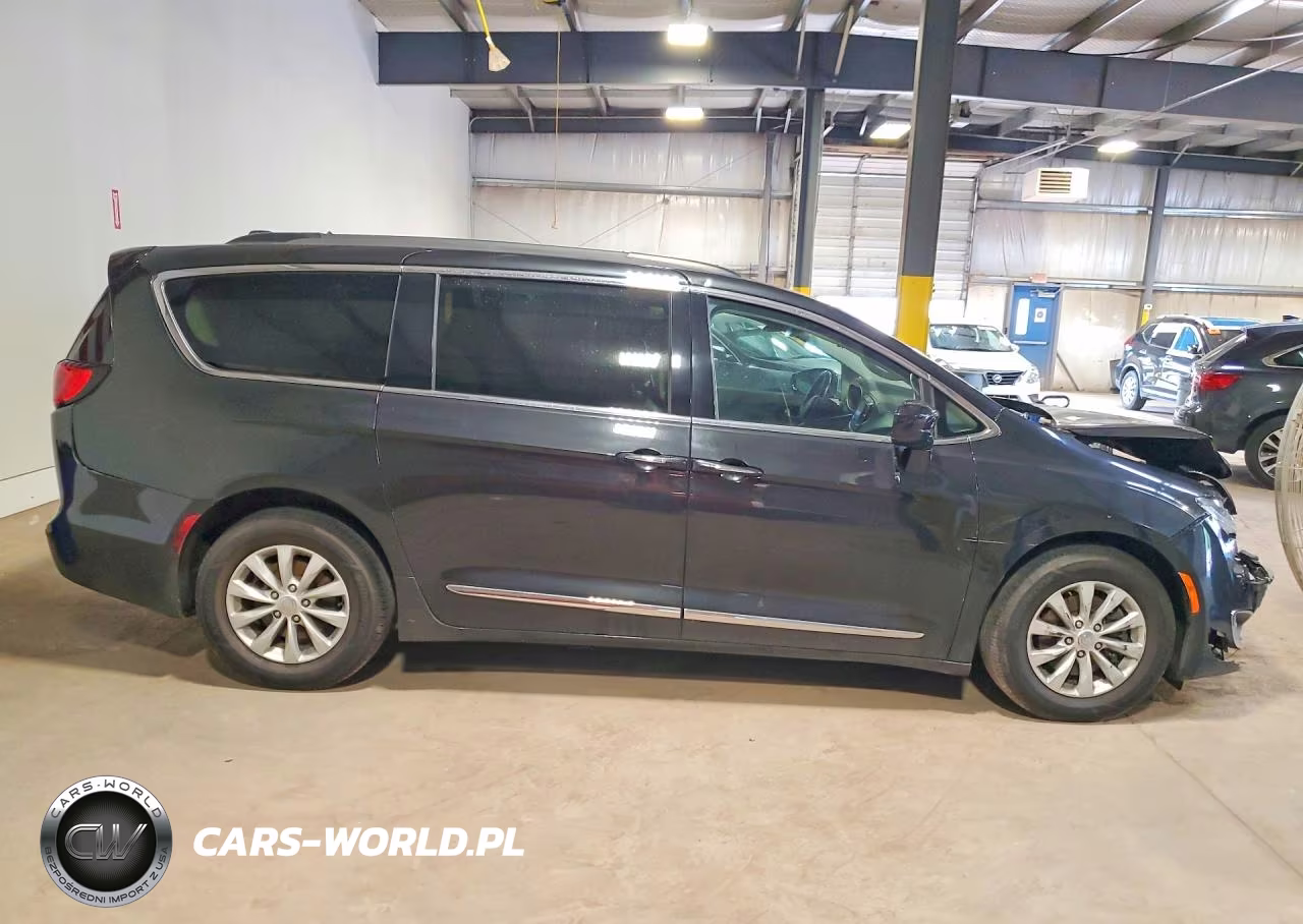 2017 Chrysler Pacifica Touring L VIN:2C4RC1BG6HR833057 - 4