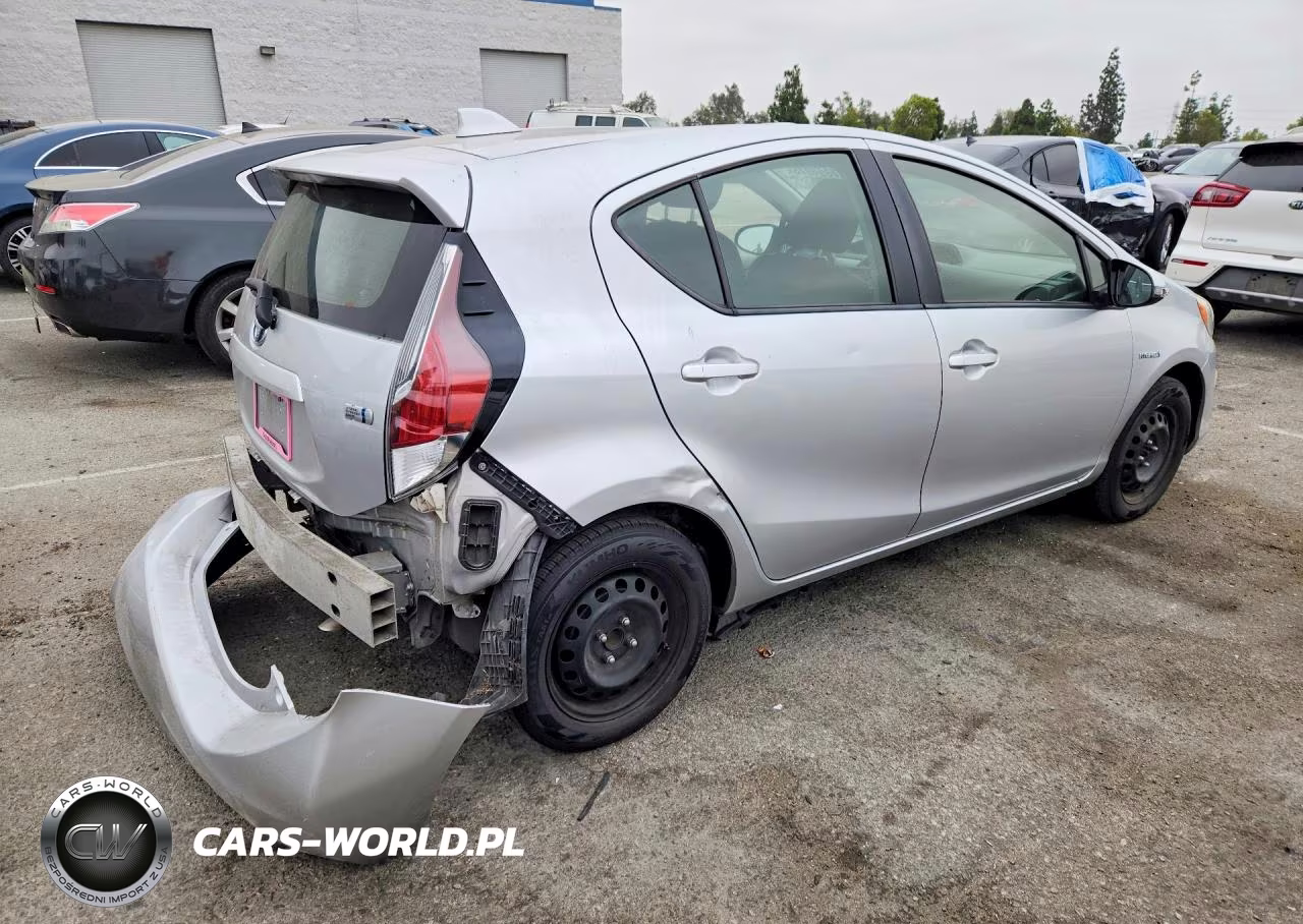 2015 Toyota Prius C Two VIN:JTDKDTB38F1586309 - 3