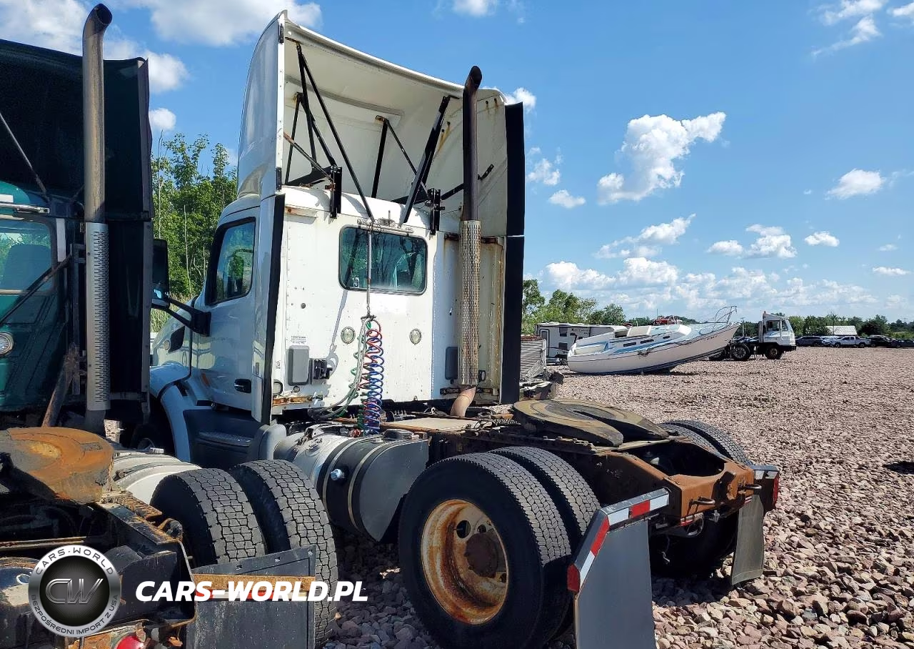 2015 Peterbilt 579 Semi Truck VIN:1XPBA48XXFD299365 - 3