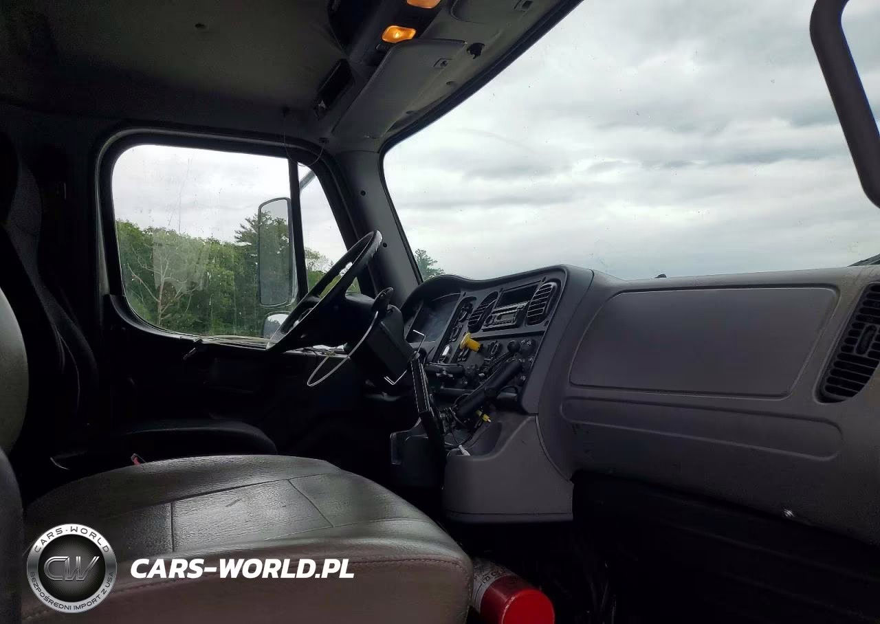 2015 Freightliner Business Class M2 Box Truck VIN:1FVACXDT2FHGJ9774 - 8