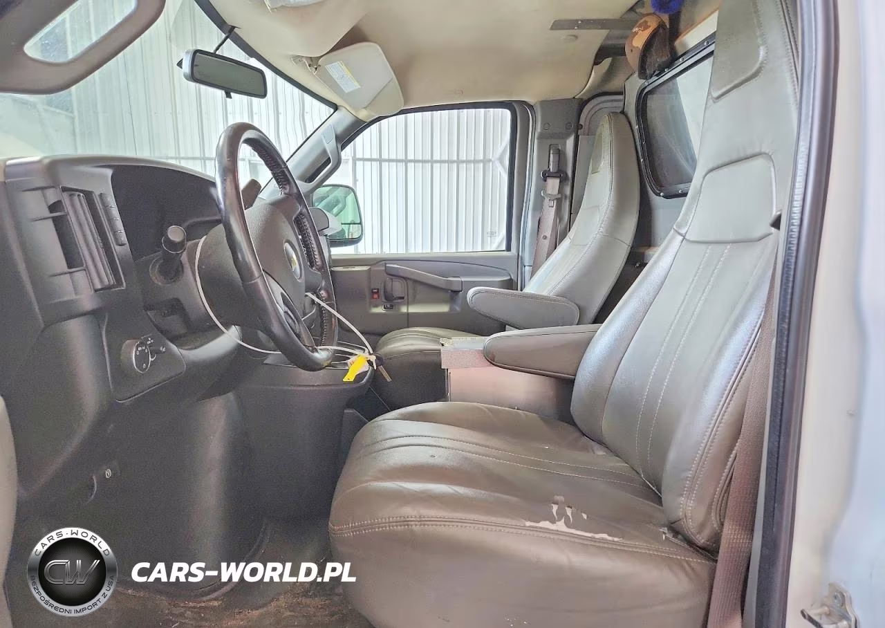 2023 Chevrolet Express G2500 VIN:1GCWGAFP7P1232891 - 7