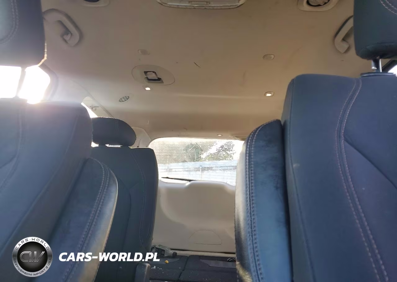 2018 Chrysler Pacifica Touring Plus VIN:2C4RC1FG6JR275033 - 10