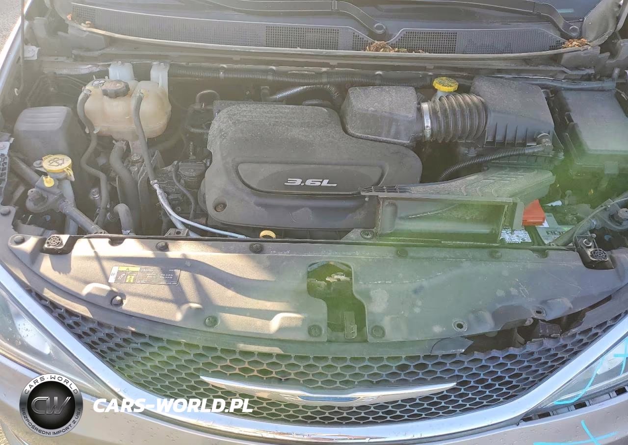 2018 Chrysler Pacifica Touring Plus VIN:2C4RC1FG6JR275033 - 12