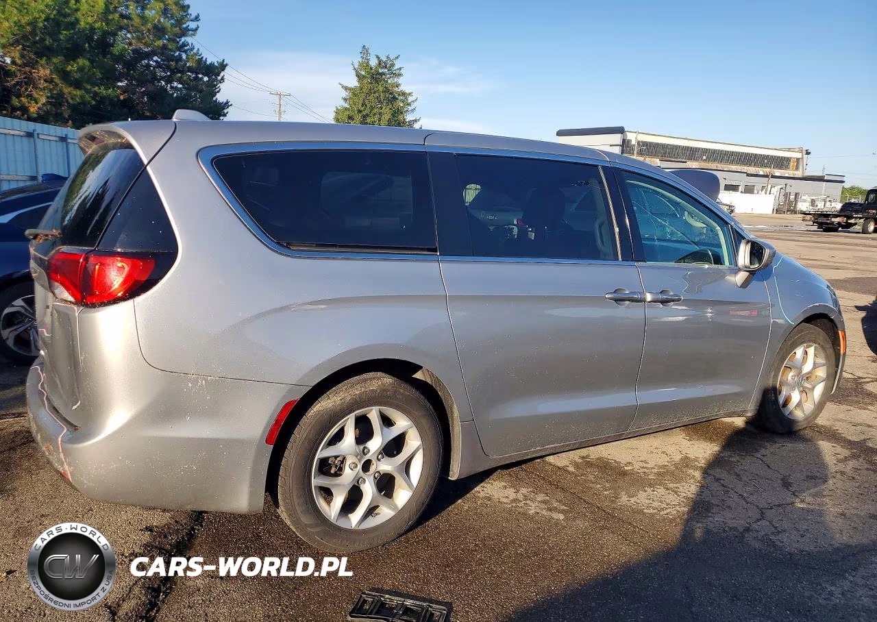 2018 Chrysler Pacifica Touring Plus VIN:2C4RC1FG6JR275033 - 3